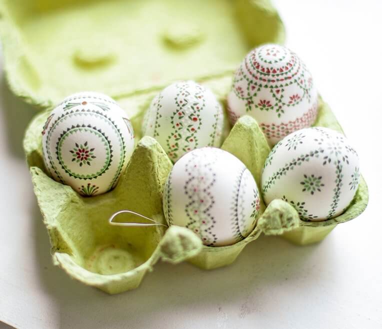 Easter DIY – decorating easter eggs with beeswax