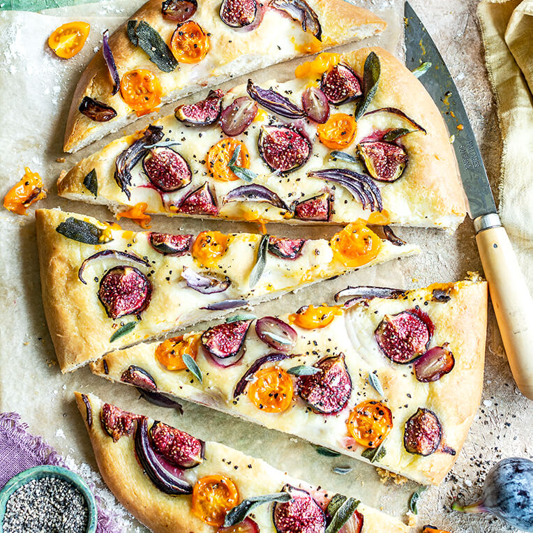 Recipe »Focaccia with figs and tomatoes«