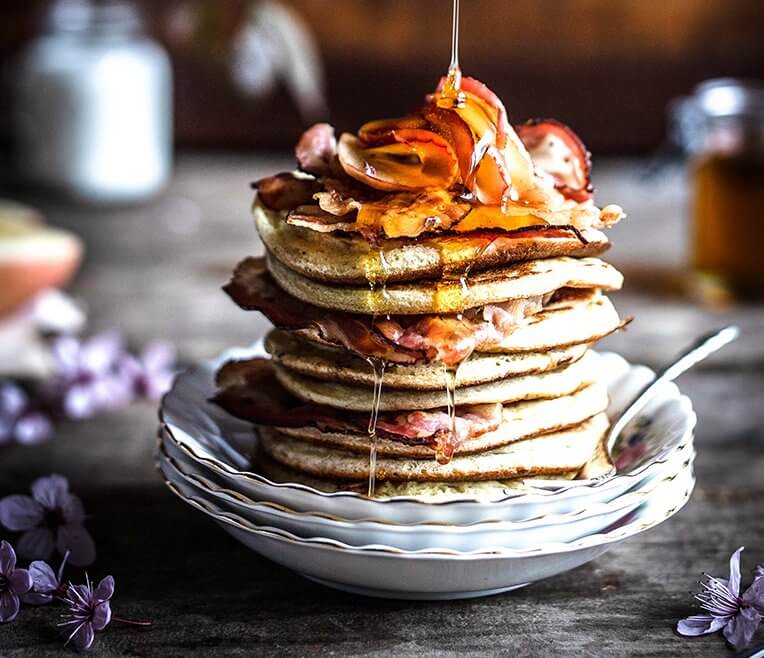 Rezept »Apfel Pfannkuchen mit karamellisierten Äpfeln und knusprigem Speck«