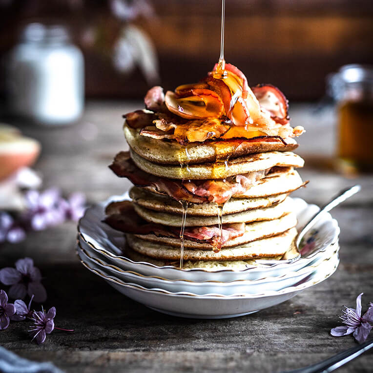 Recipe »Small apple pancakes with caramelised apples and crispy bacon«