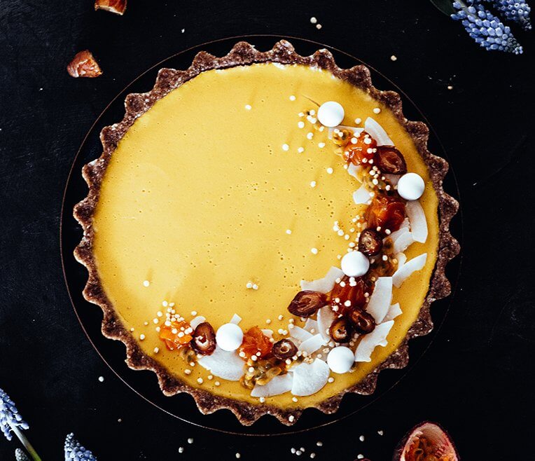 Rezept »Vegane Mango-Kokos-Tarte mit Dattel-Pecannuss-Boden«