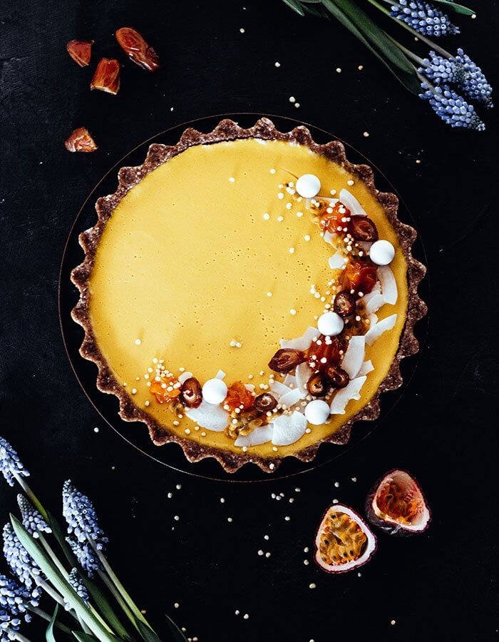Rezept »Vegane Mango-Kokos-Tarte mit Dattel-Pecannuss-Boden«