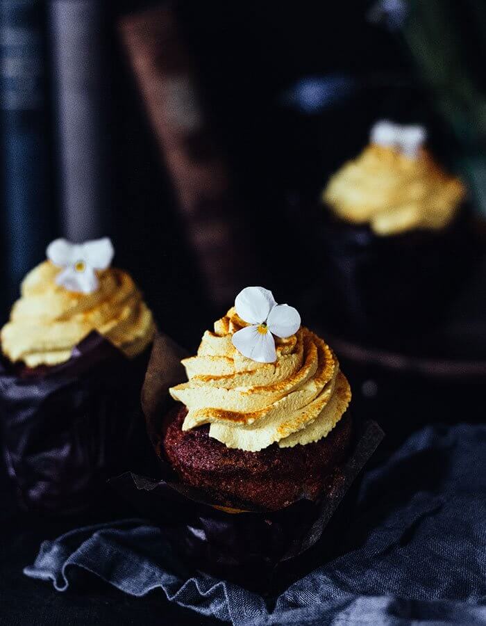 Glutenfreie Schoko-Cupcakes mit Marillen-Frosting