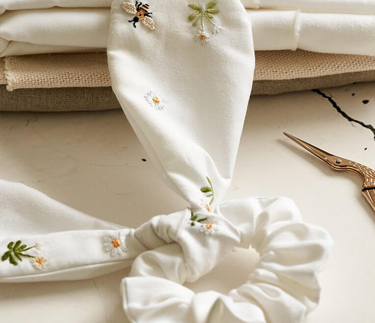 DIY »Embroidered linen bow scrunchie«