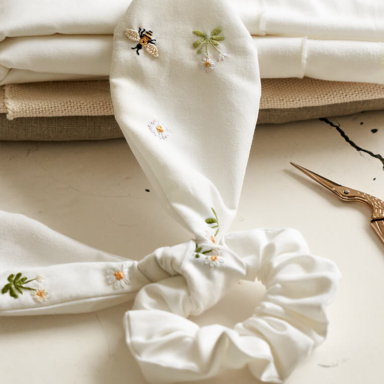DIY »Embroidered linen bow scrunchie«