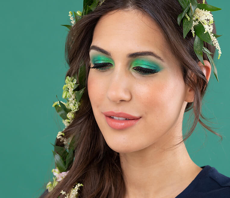 Bunte Farben und leichte Blumen – Festival Make Up Looks mit Clea-Lacy