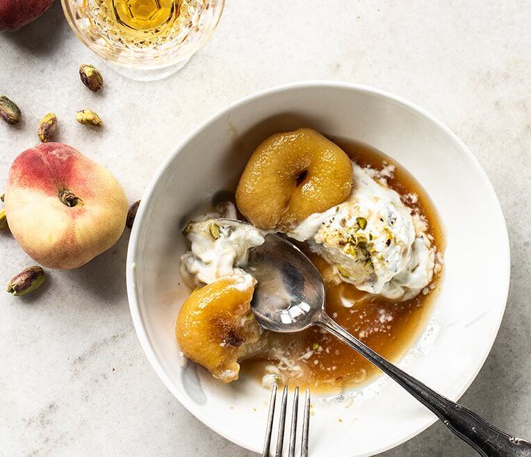 Recipe »Pistachio & Honey Frozen Yogurt & Amaretto Peaches«