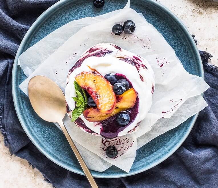 Rezept: »Gegrillte Pfirsich-Blaubeer-Meringuen«