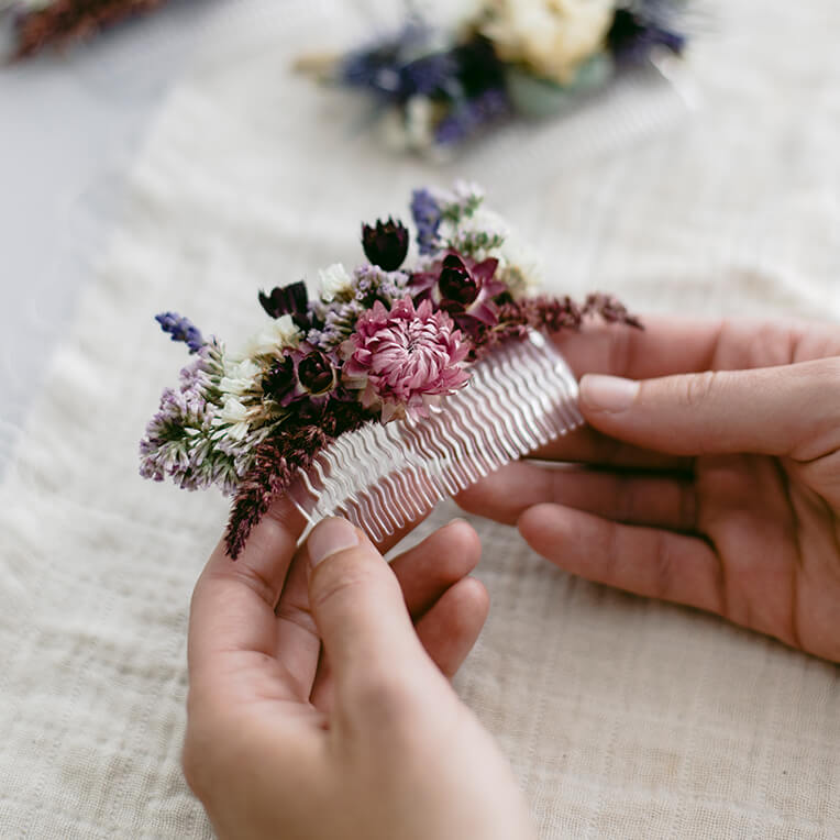 DIY »Haarkamm mit getrockneten Blumen«