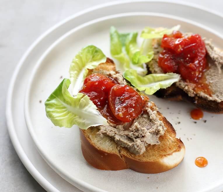 Recipe: »Chopped Liver Brioche with Cherry Tomato Jam«