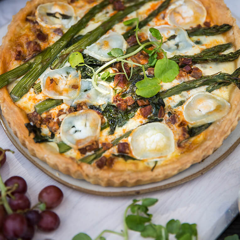 Rezept: »Tarte mit Spargel, Spinat, Chorizo & Ziegenkäse«