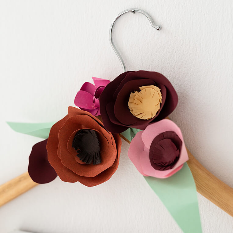 DIY Papierblumen Kleiderbügel
