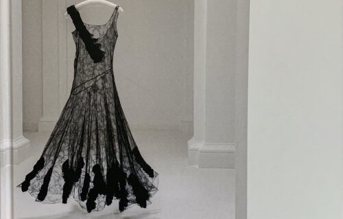 „Dressed. 7 Frauen – 200 Jahre Mode “      Rezension des Kataloges