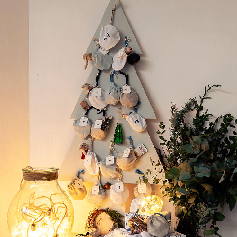 DIY »Holzbaum Adventskalender mit Stoffsäckchen«
