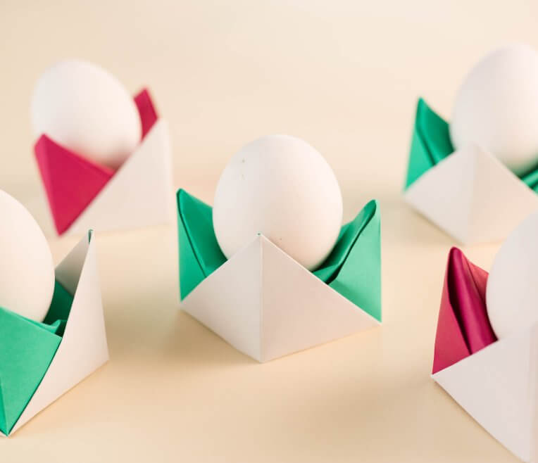 Osterdeko basteln: Eierbecher aus Papier – einfaches Origami
