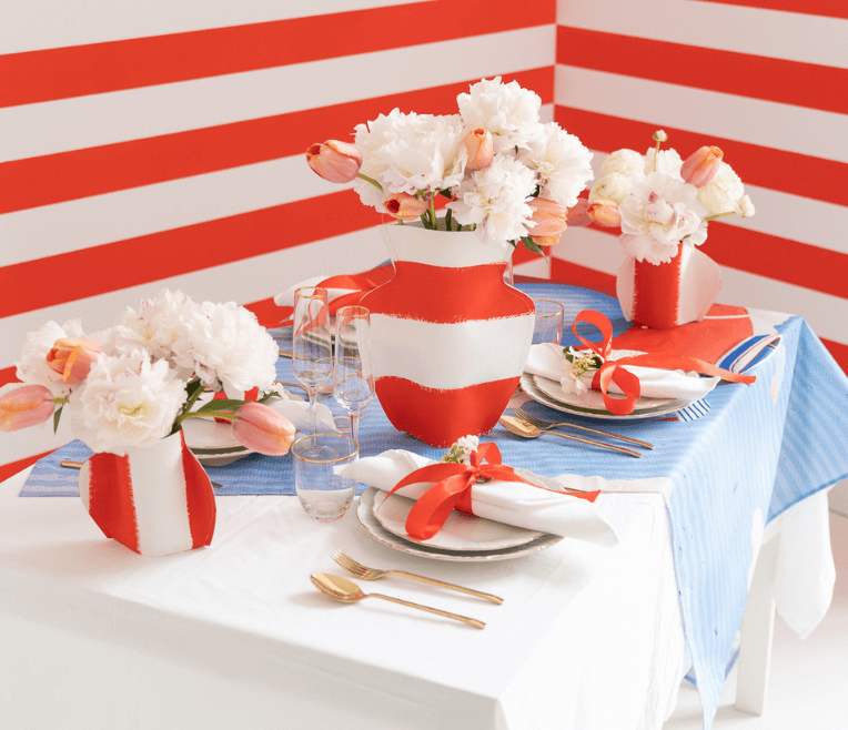 Table of the Months: Table decoration in blue, red and white striped